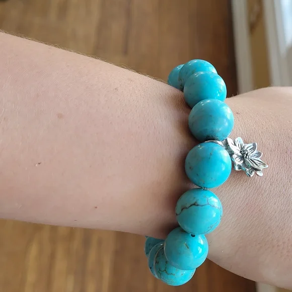 Blue Howlite 14mm Bead Stretch Bracelet With Silver Flower Dangle Charm - Picture 5 of 7